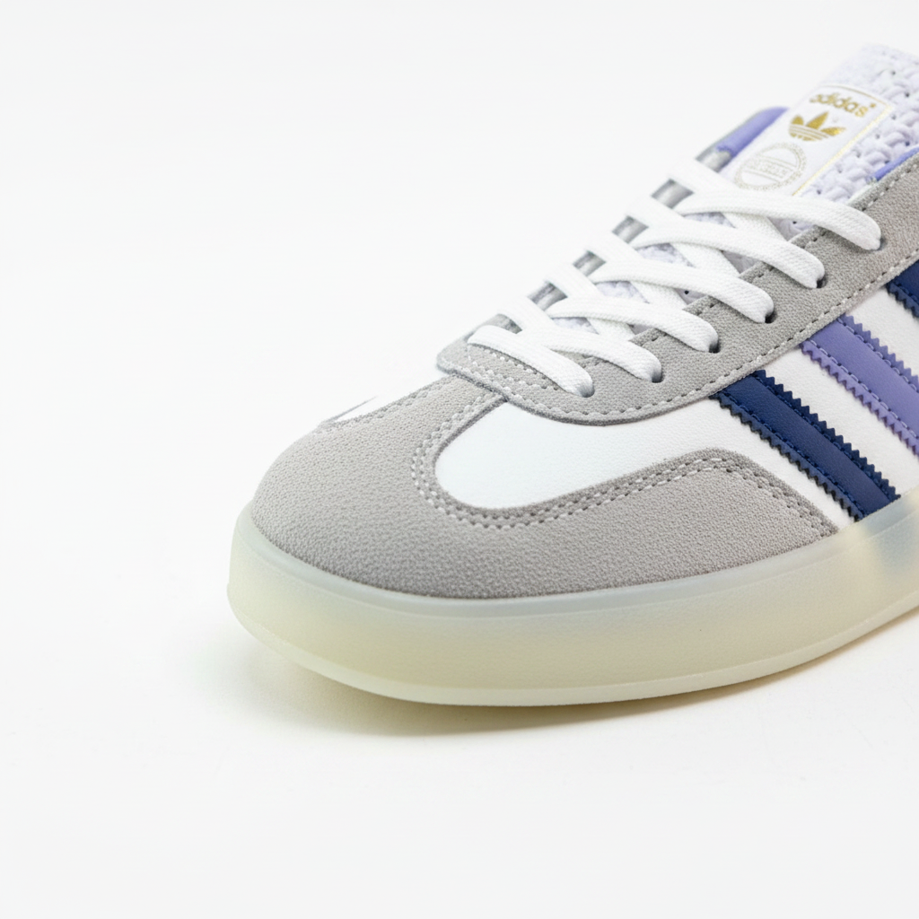 Adidas Gazelle detalle logo fondo blanco