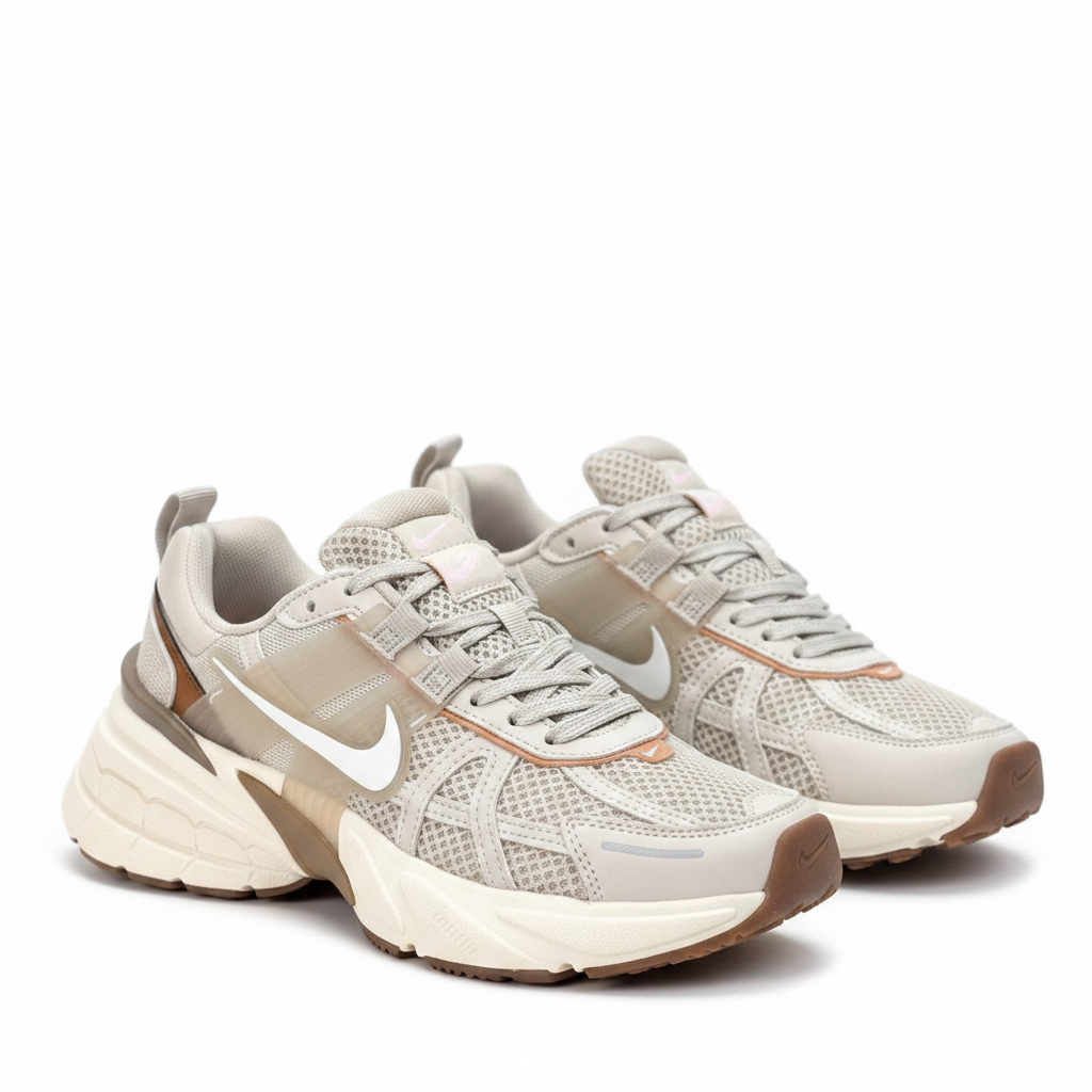 Nike V2k Beige Café par completo fondo blanco