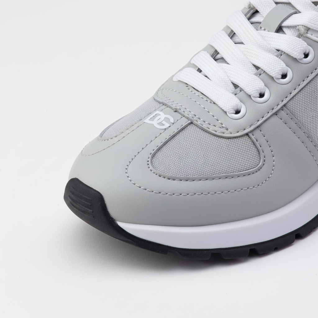 Dolce Gabbana Track Gris detalle logo fondo blanco