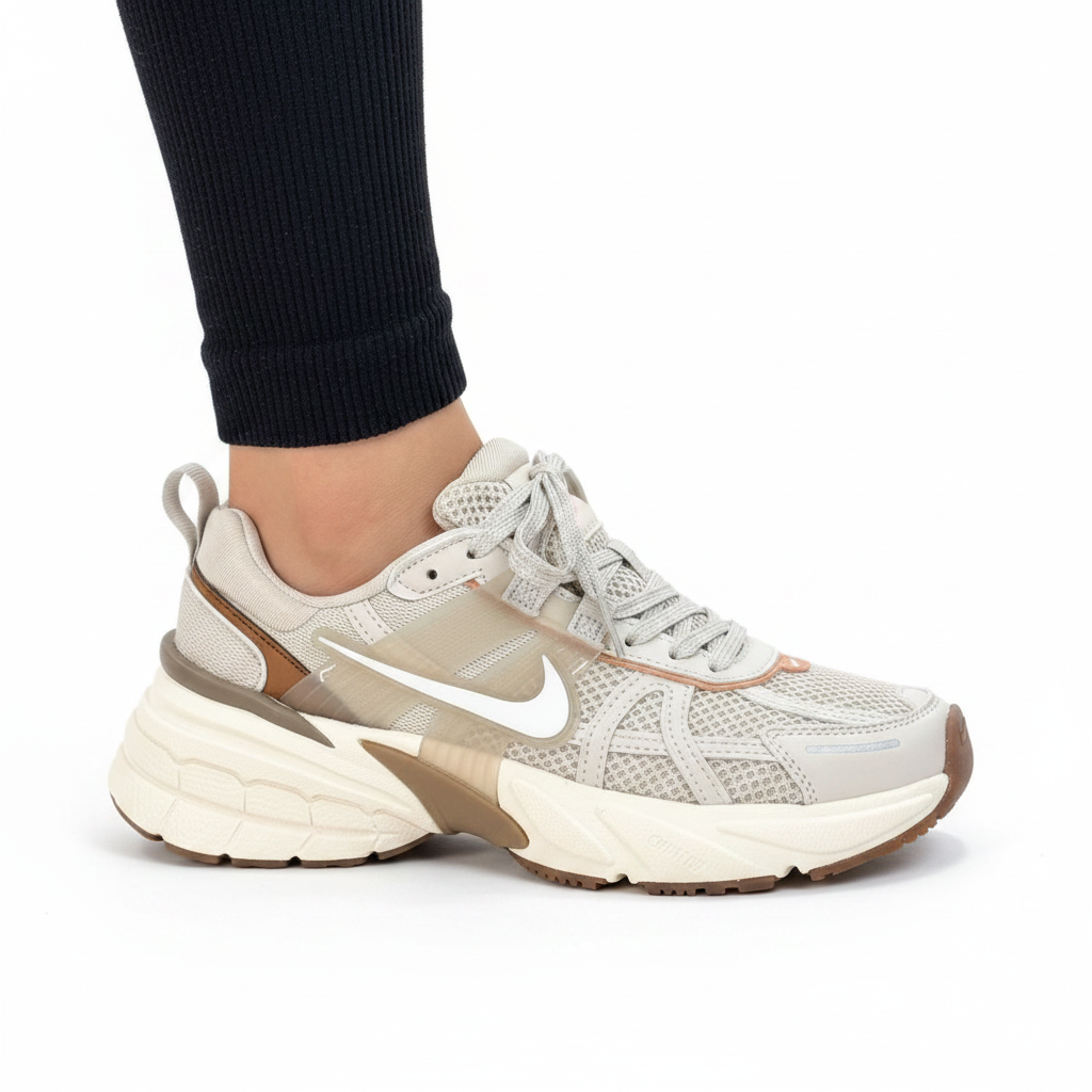 Nike V2k Beige Café vista lateral fondo blanco